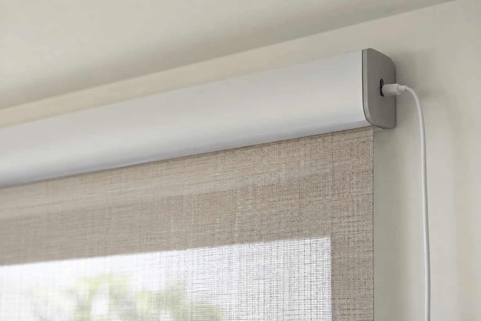 Discreet charging connection at a motorised blind headrail