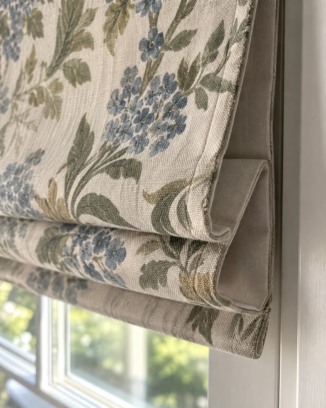 Close detail of Roman face fabric, lining edge and fold construction